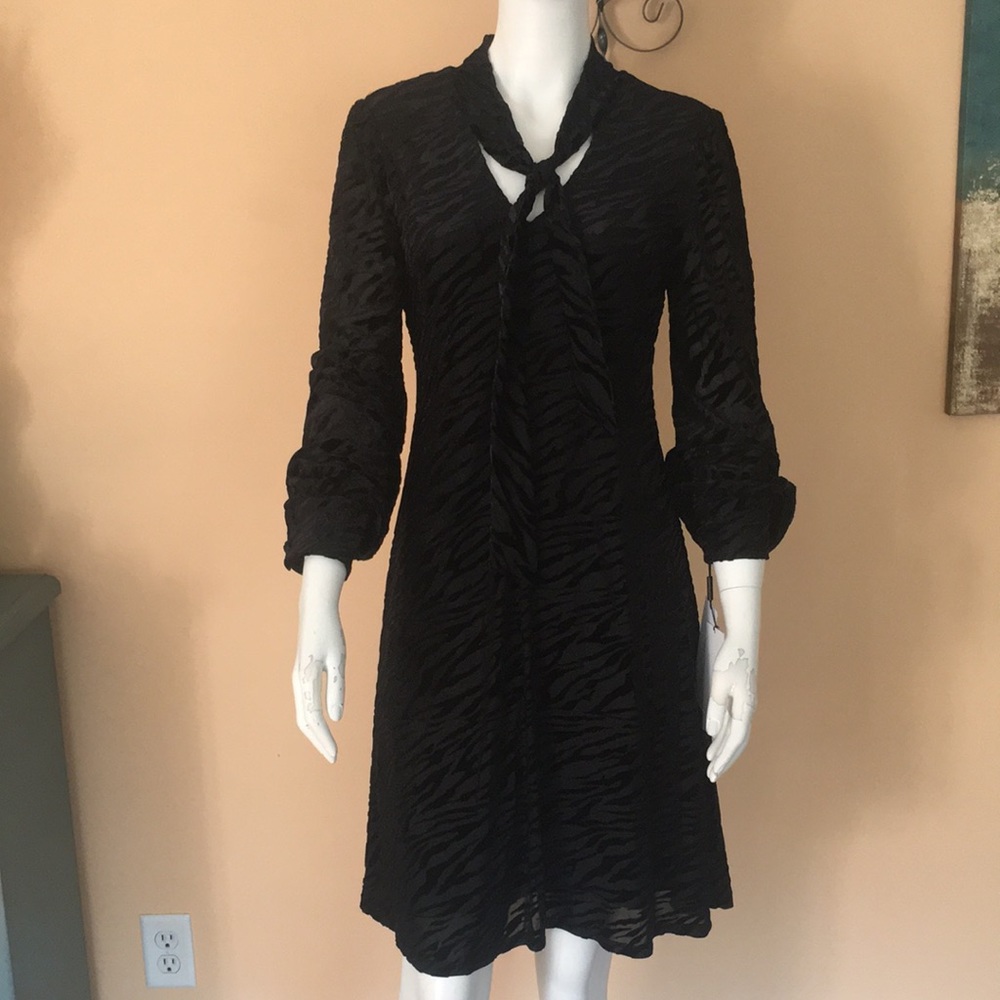CALVIN KLEIN Women's Black velvet pattern tie Neck Knee Length dress size 6
